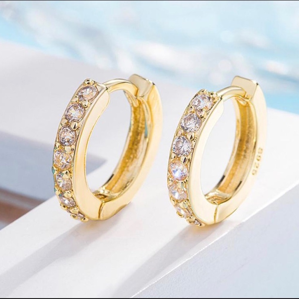 NEW! 💎18K Huggies💎